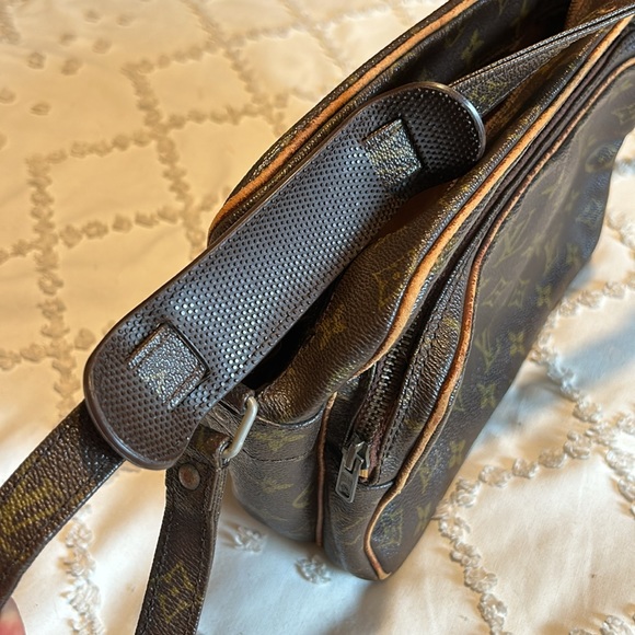Authentic Louis Vuitton Monogram Dual Compartment Camera Messenger Crossbody Bag - Picture 13 of 16